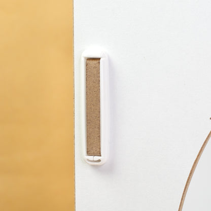 Nahaufnahme der transparenten clipfritz Klammer am Katzenhaus