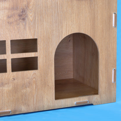 Innenansicht des Katzenhauses in Eiche-Optik mit Türöffnung und Fensterdetails