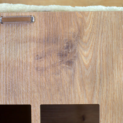 Detailaufnahme der Holzstruktur am Katzenhaus in Eiche mit Kuschelkissen