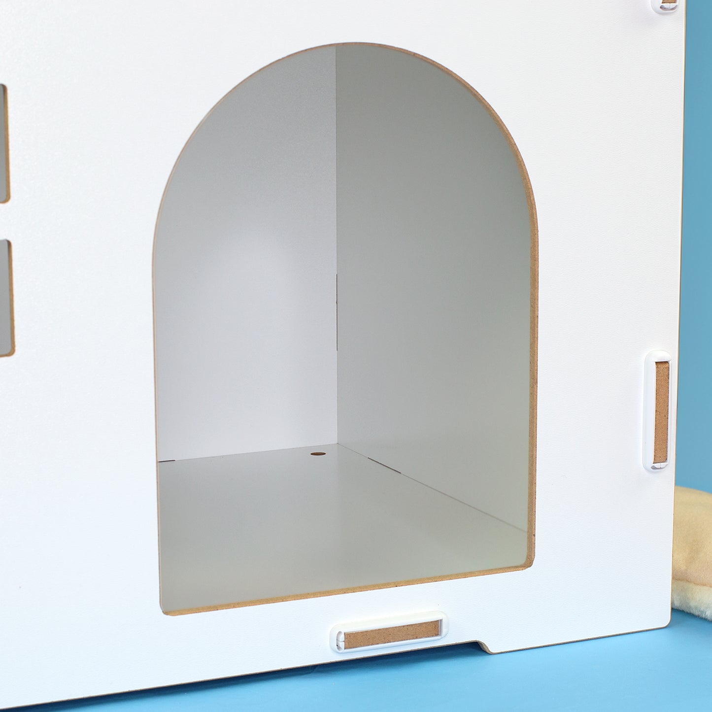 Innenansicht des weißen Katzenhauses mit großer Einstiegöffnung und glatten MDF-Wänden