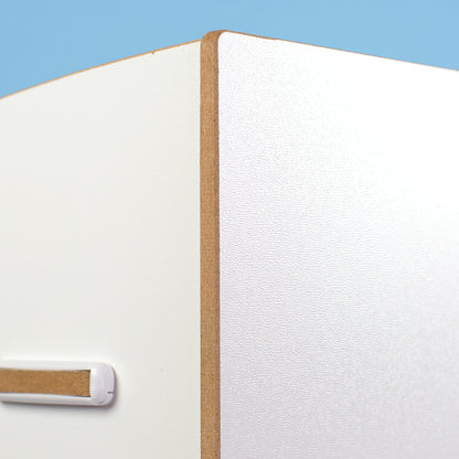 Detailaufnahme der weißen MDF-Oberfläche und Holzkante am Katzenhaus
