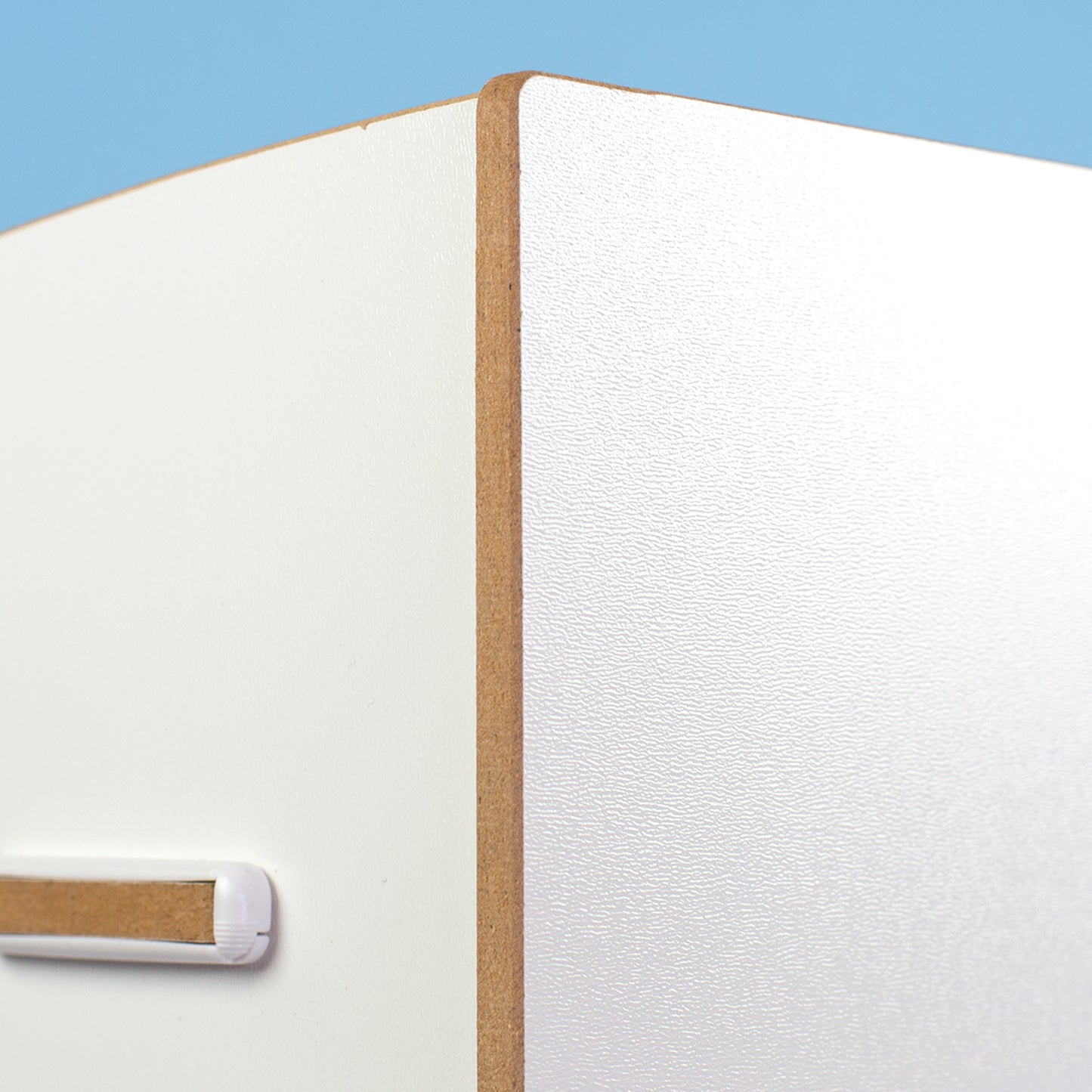 Detailaufnahme der weißen MDF-Oberfläche und Holzkante am Katzenhaus