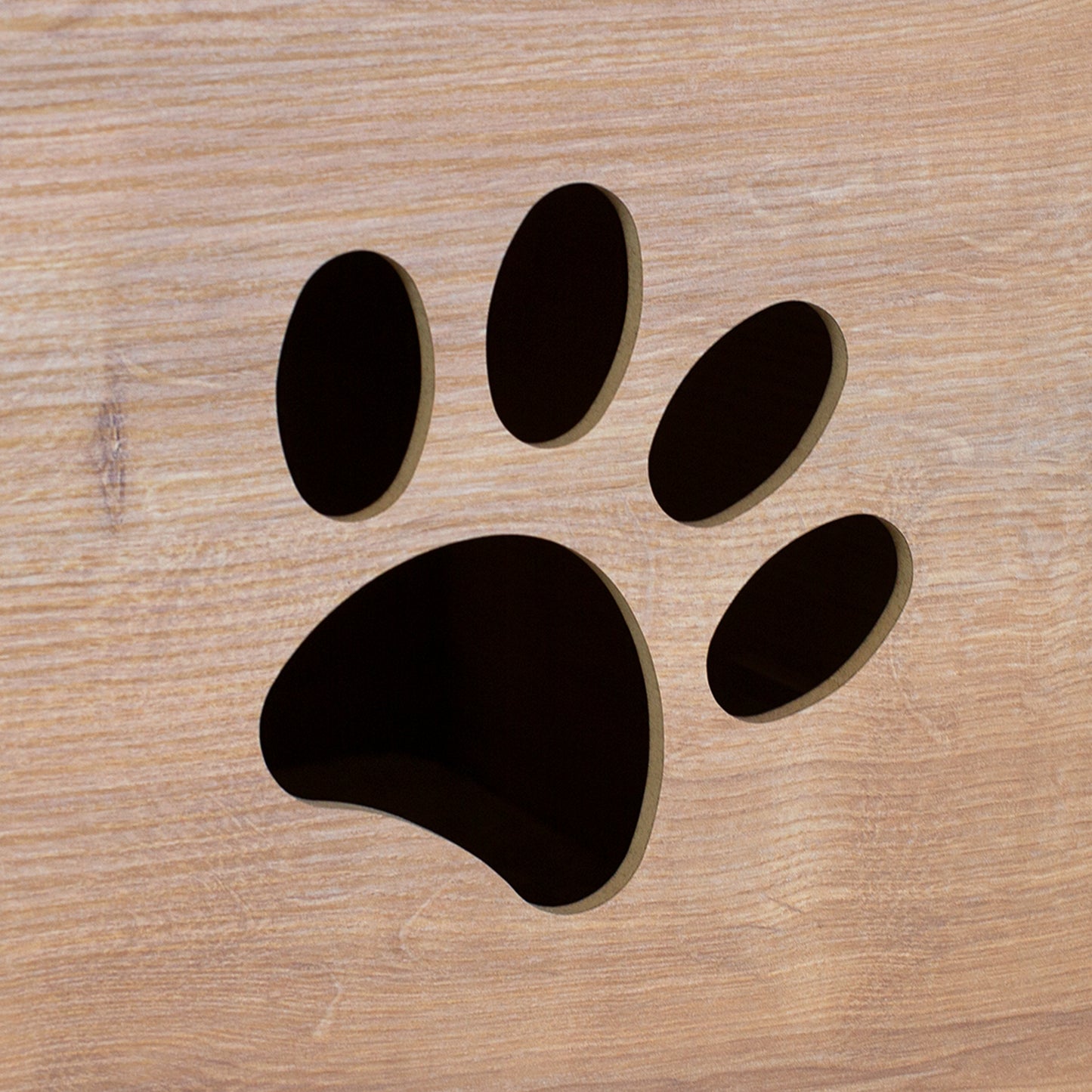 Nahaufnahme des Pfotenabdruck-Ausschnitts an der Rückseite des Katzenhauses in Eiche-Optik