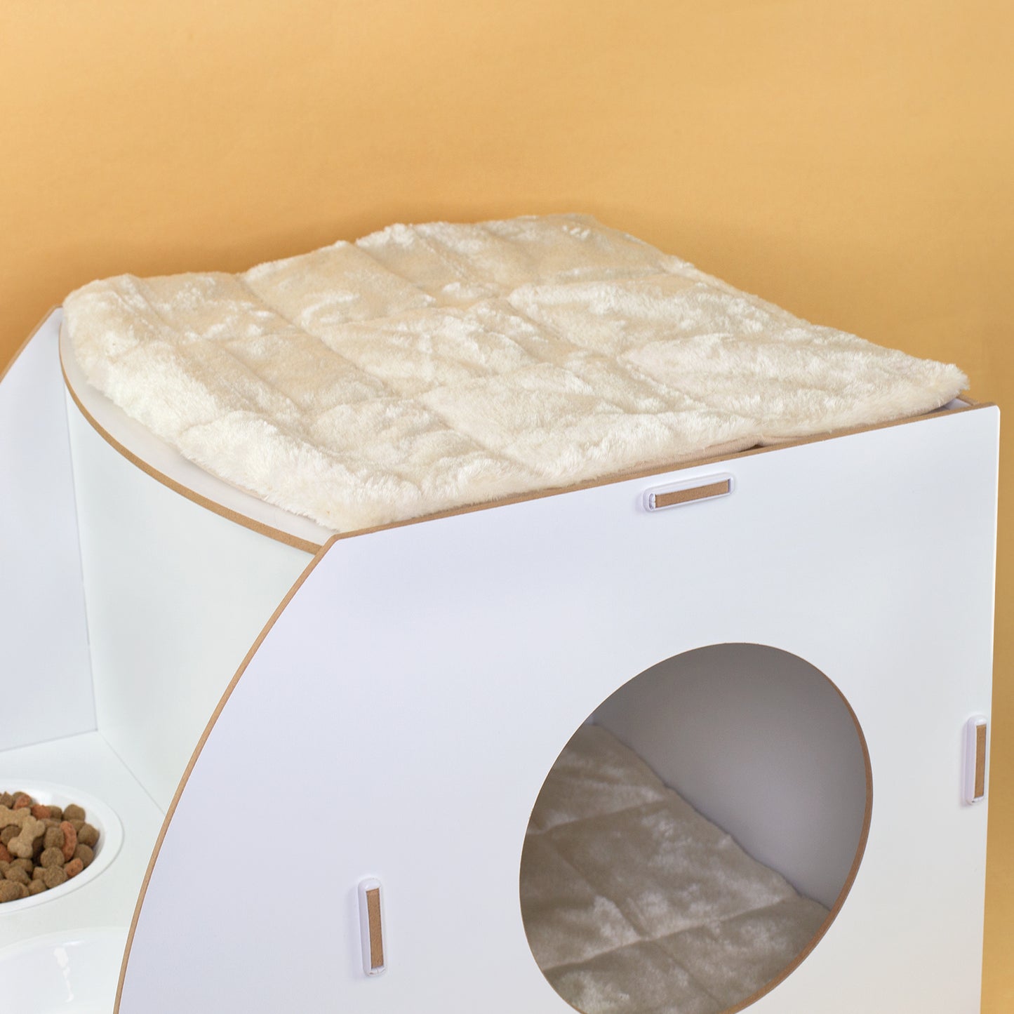 Detailansicht der oberen Liegefläche am Katzenhaus mit weichem hellem Kuschelkissen