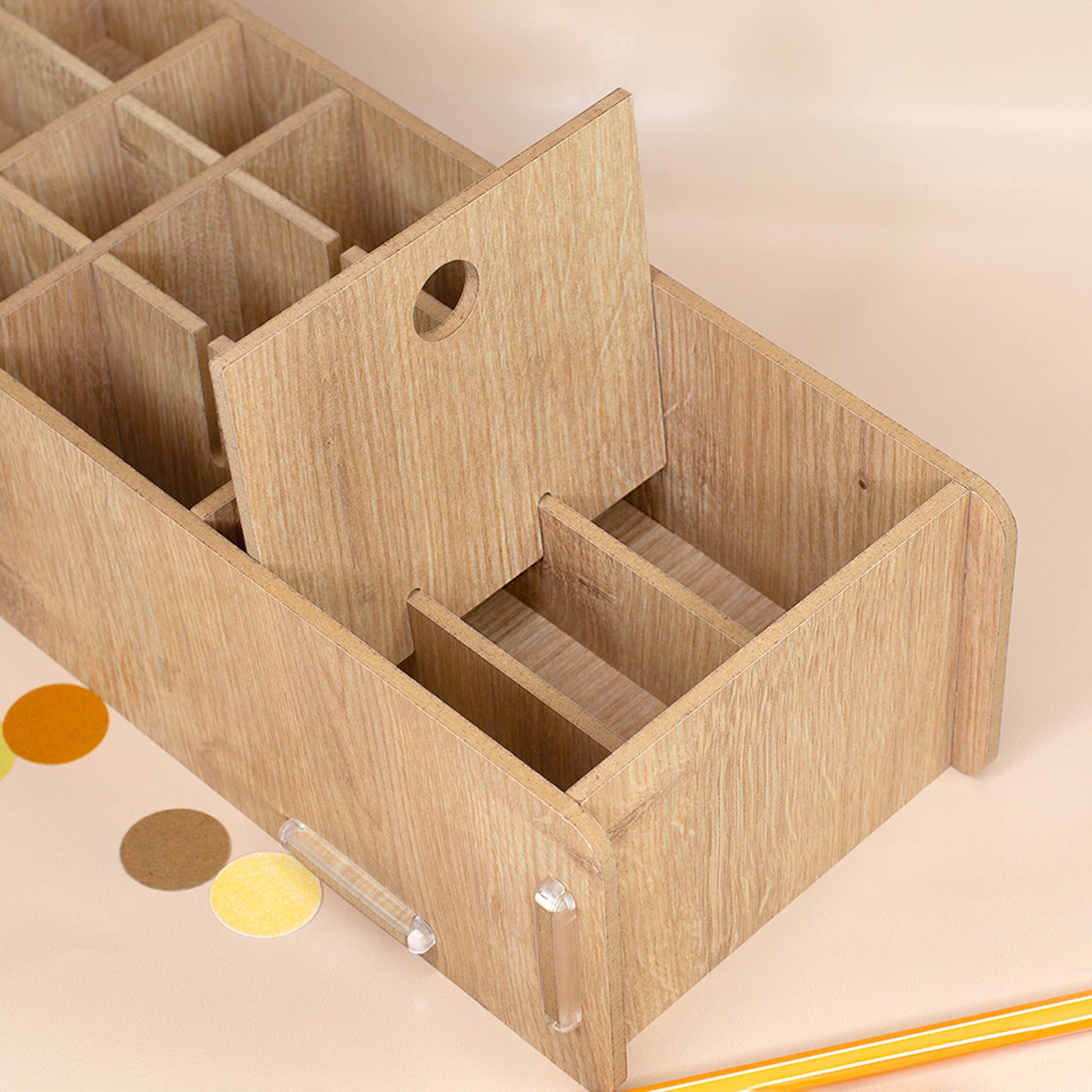 Detailaufnahme einer Trennwand der Stiftebox in Holzoptik mit Stecksystem
