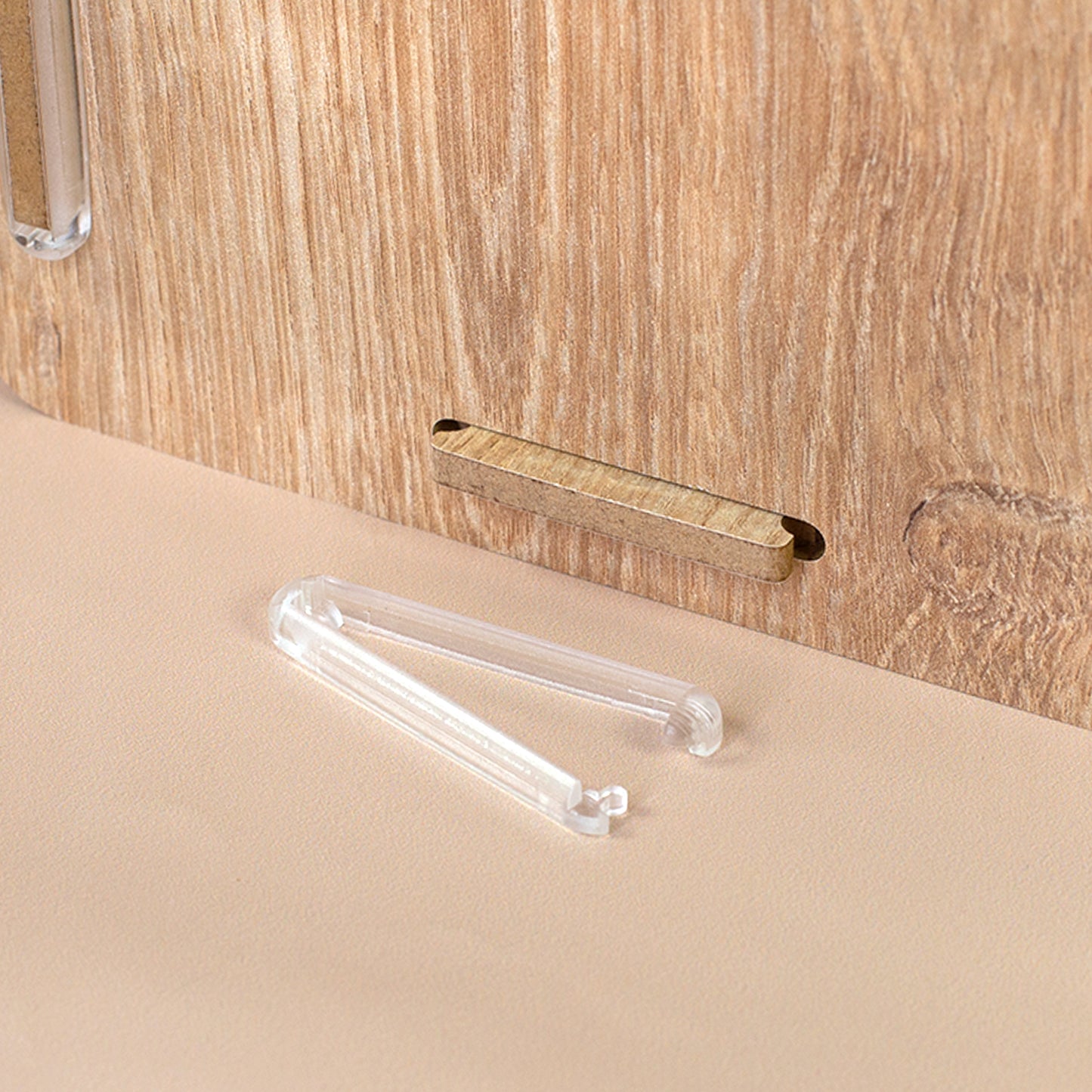 Detailaufnahme des Make-up Organizers in Eiche-Optik mit offenem clipfritz Verschluss