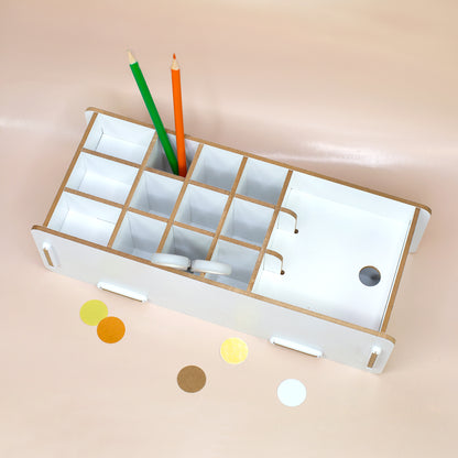 Weiße Stiftebox von oben mit mehreren Fächern für Stifte, Schere, Lineal und Kleinteile