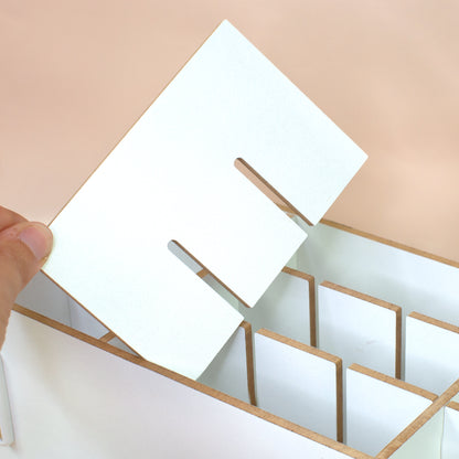 Detailansicht der weißen Stiftebox mit herausnehmbarer Trennwand und Fachaufteilung