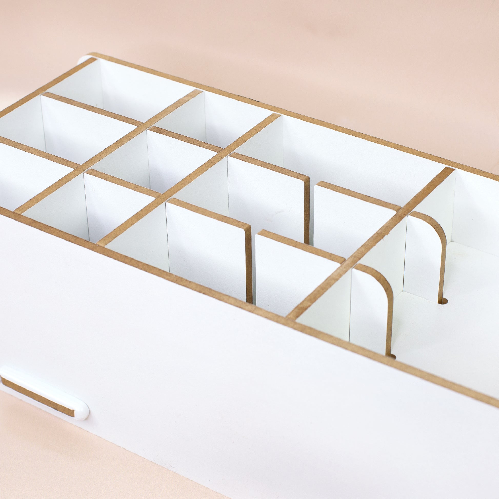 Nahaufnahme der weißen Fächeraufteilung im Make-up Organizer für Kosmetik und Pinsel