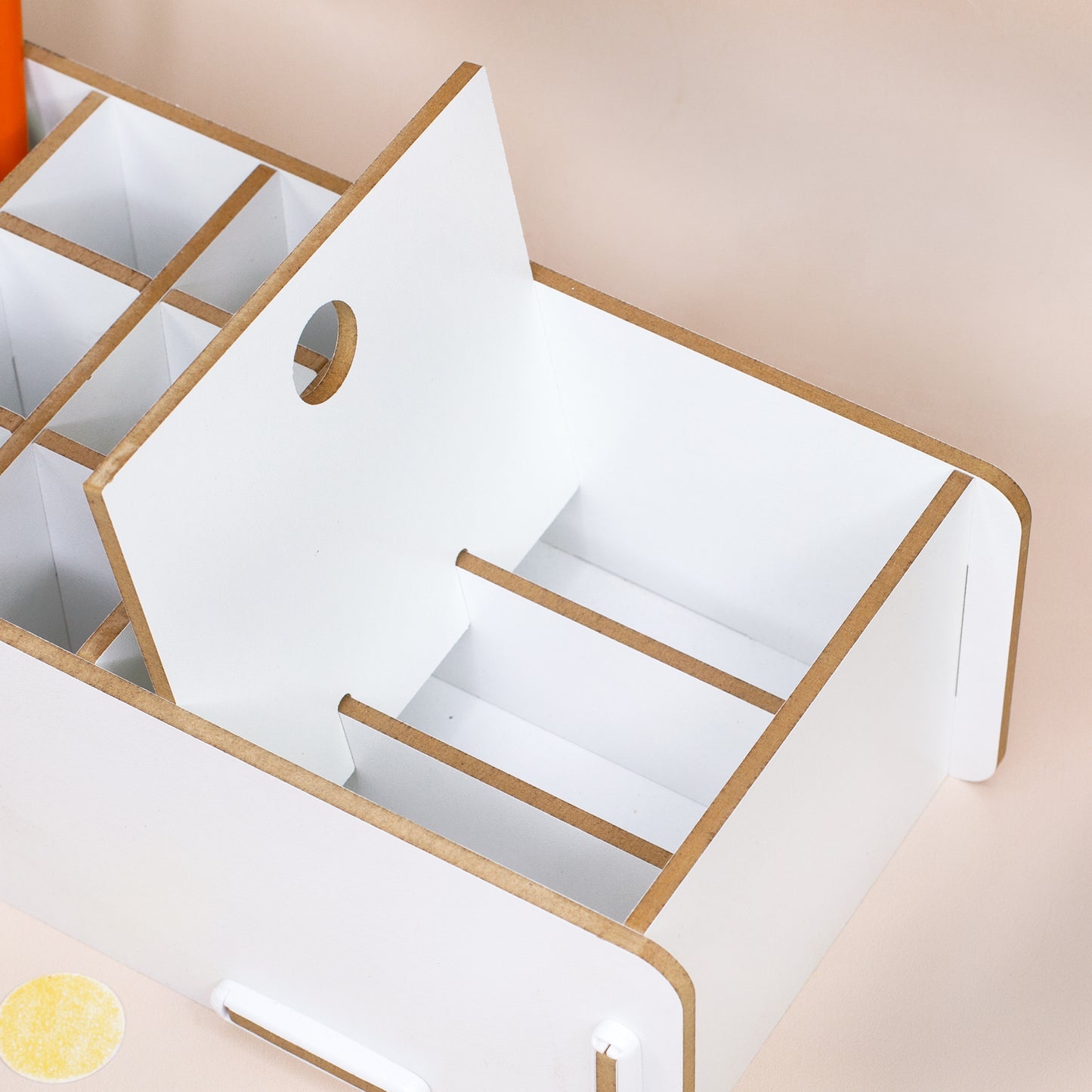 Weißer Make-up Organizer mit herausnehmbarem Trennelement und großem Fach