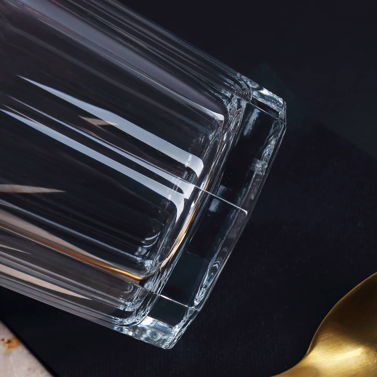 Bombay Sapphire London Dry Gin mit graviertem Glas und Holzkiste