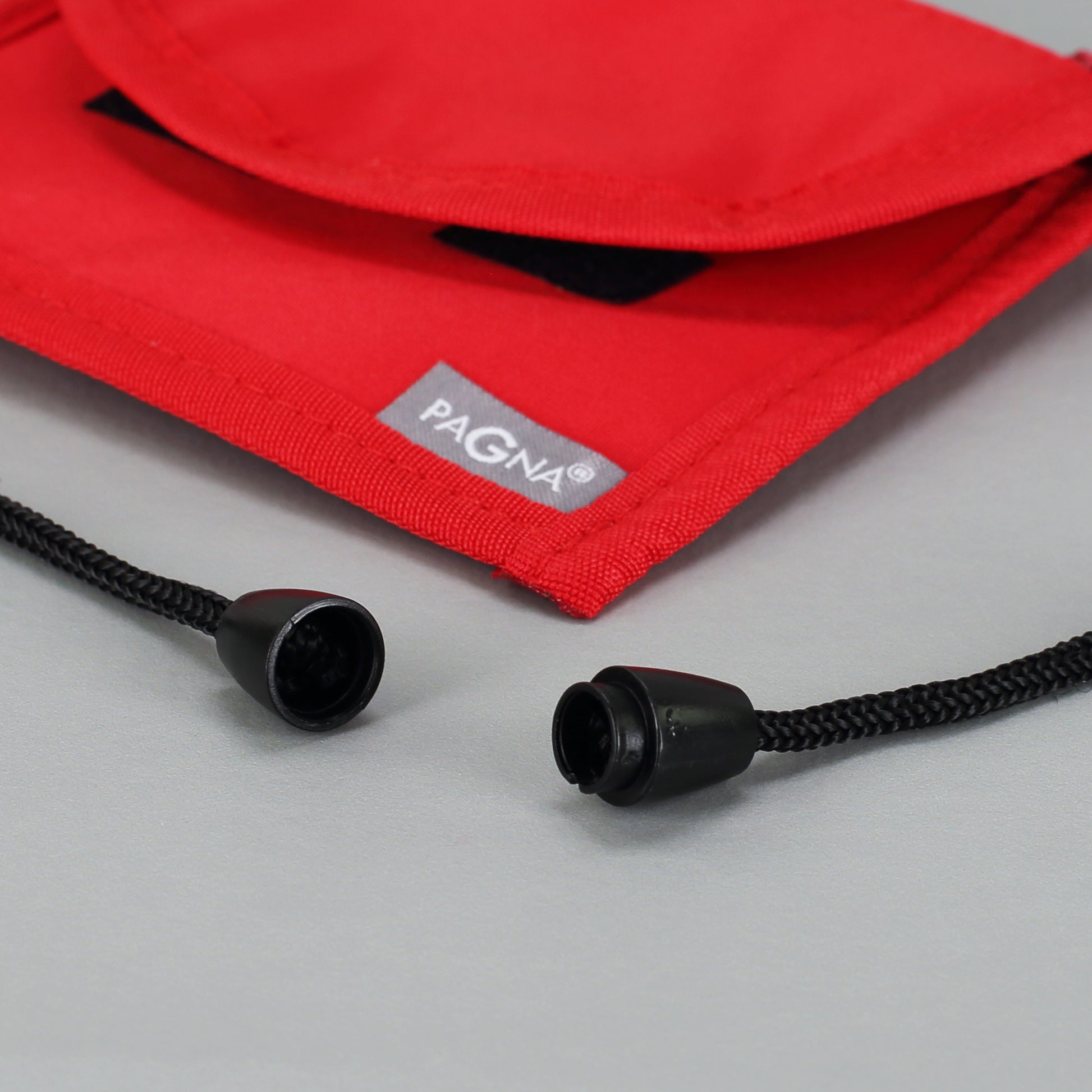 Roter Brustbeutel im Detail mit schwarzem Umhängeband und Sicherheitsverschluss