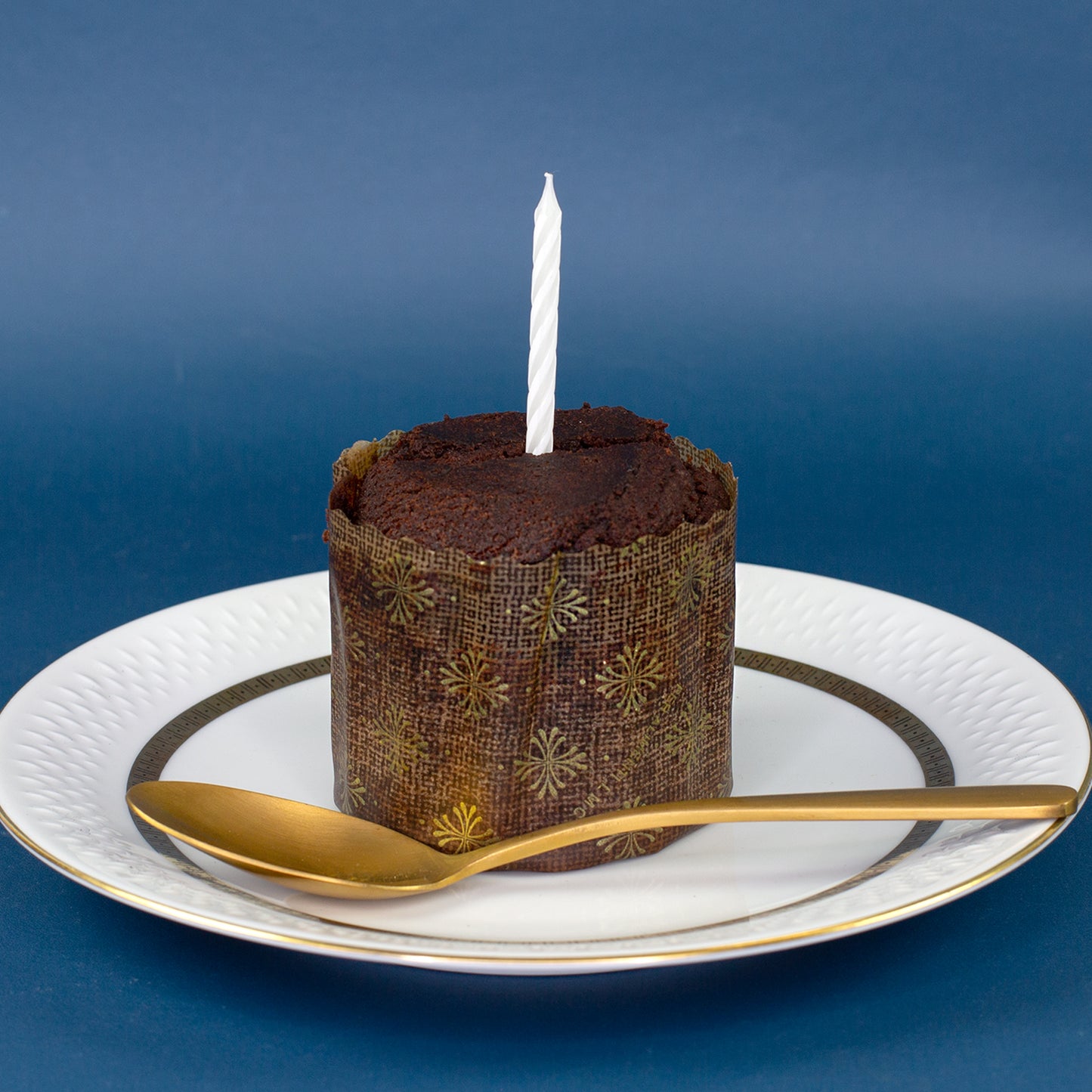 Brownie Kuchen To Go aus der Dose mit Kerze auf Teller als Geburtstagsüberraschung