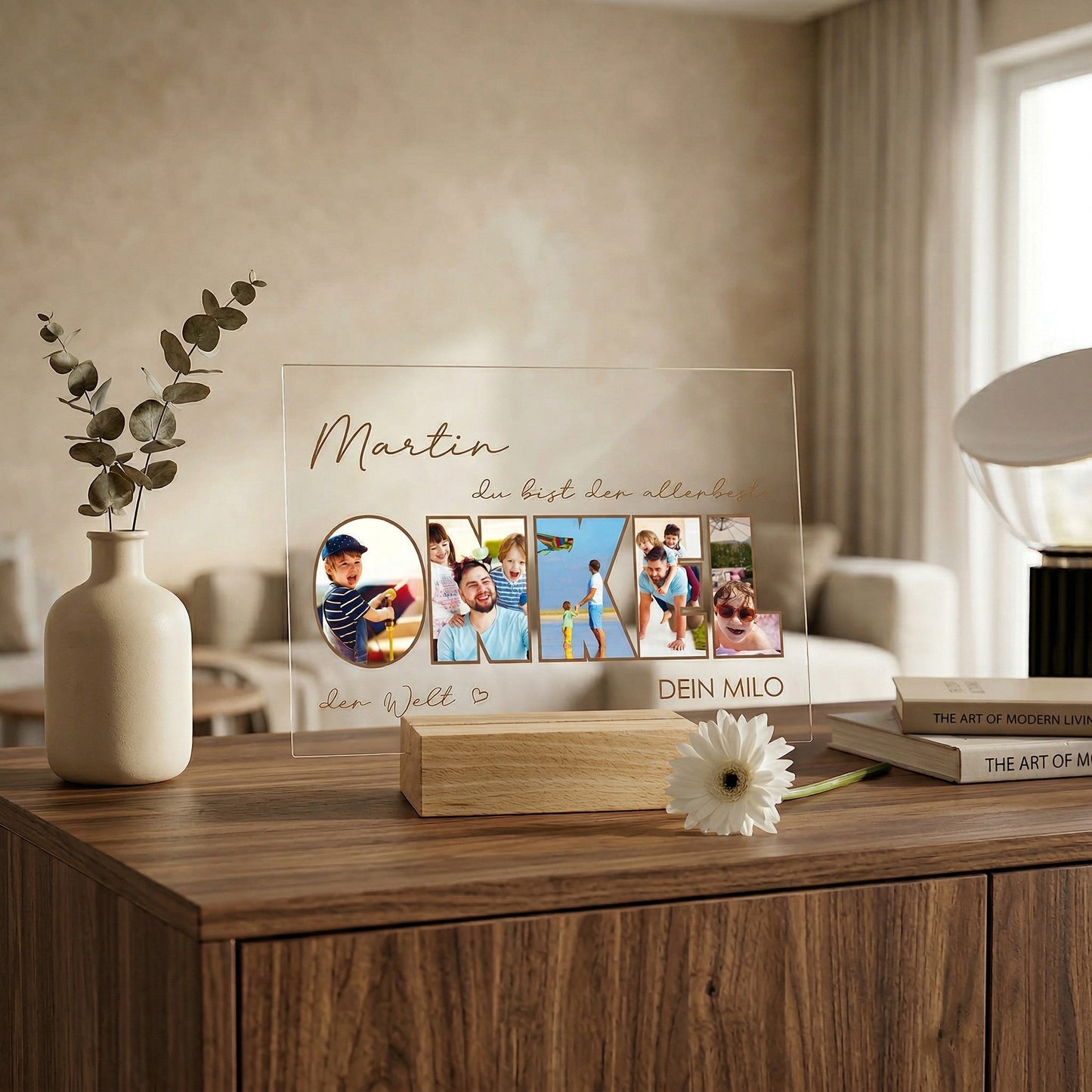 Geschenkidee für den besten Onkel mit personalisiertem Acrylbild und Familienfotos im Schriftzug auf Holzsockel