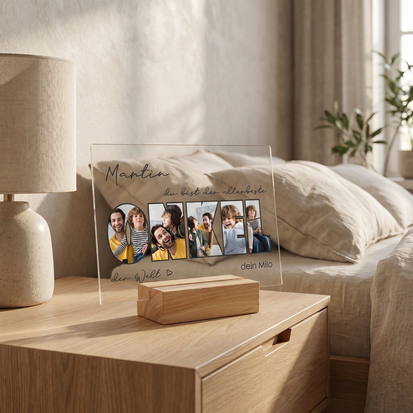 Modernes Acrylschild „Bester Onkel der Welt“ mit Bildern und Wunschtext als liebevolle Geschenkidee im Schlafzimmer