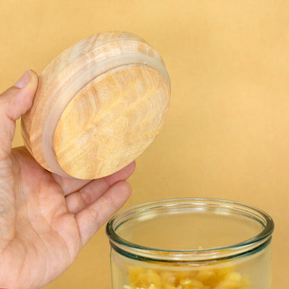 Detailaufnahme des Vorratsglases mit Nudeln, natürlichem Holzdeckel und transparenter Glasstruktur