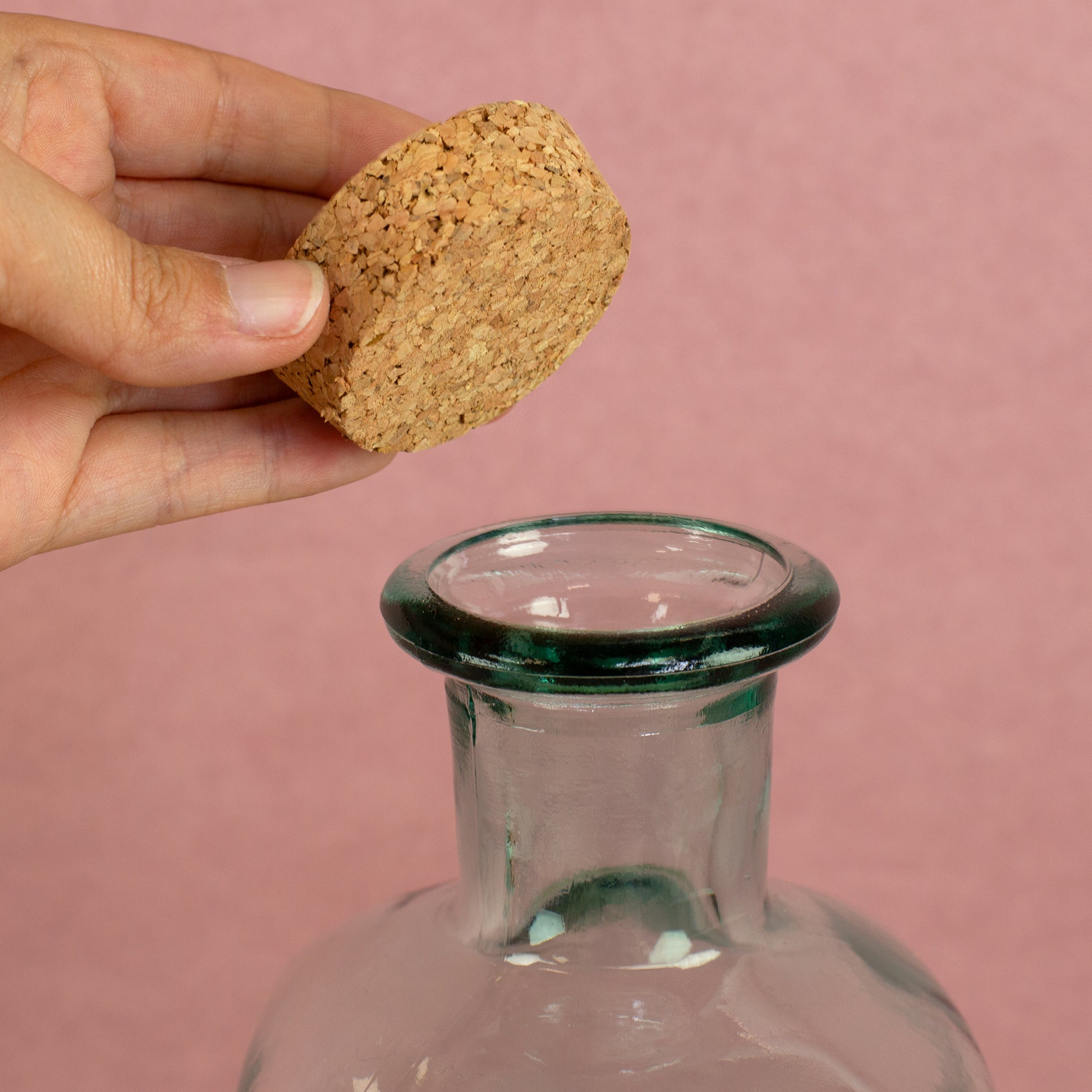 Detailaufnahme vom Korkverschluss über der Einfüllöffnung des Glas Getränkespenders