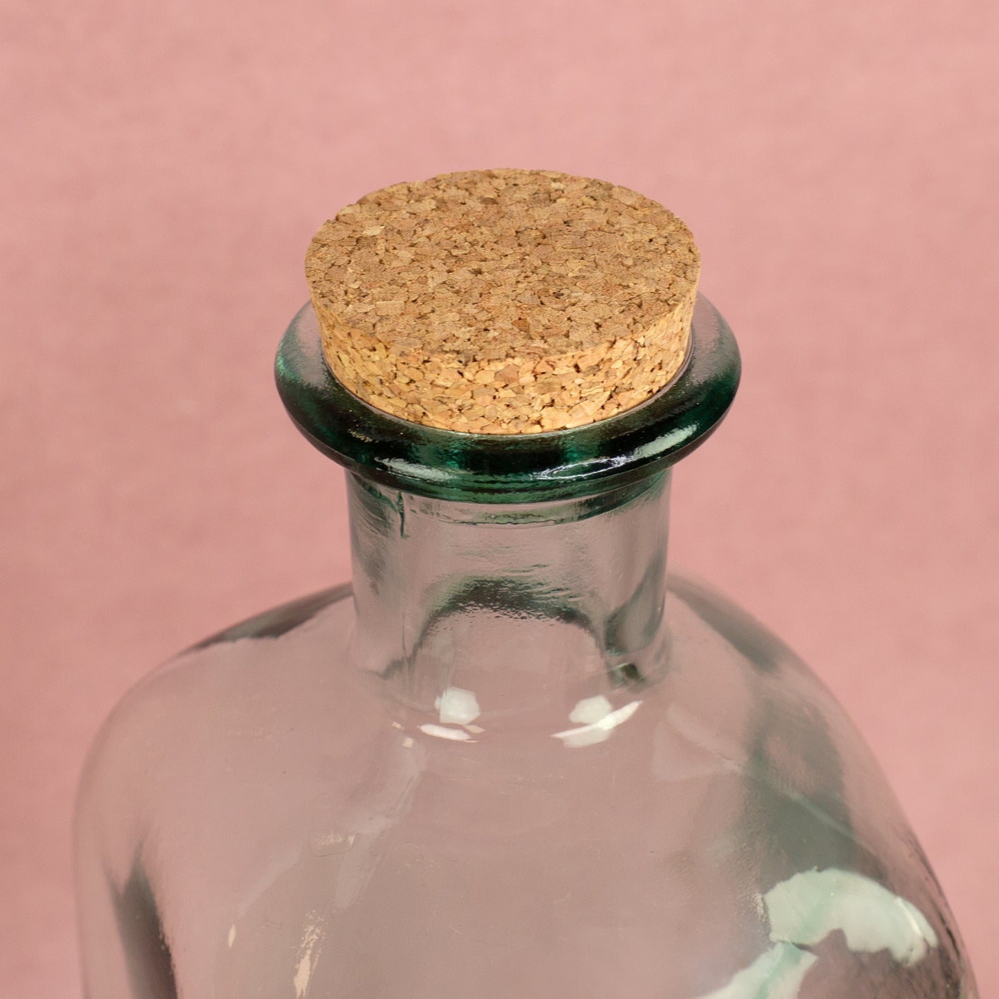 Korken im Flaschenhals des handgefertigten Glas Getränkespenders mit transparenter Glasoptik
