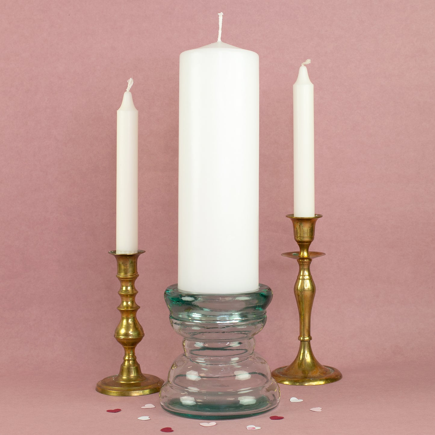 Handgearbeiteter Kerzenhalter aus recyceltem Glas mit weißer Stumpenkerze und zwei Kerzenständern