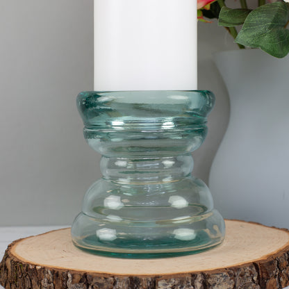 Detailaufnahme vom massiven Kerzenhalter aus Glas mit eingesetzter Stumpenkerze