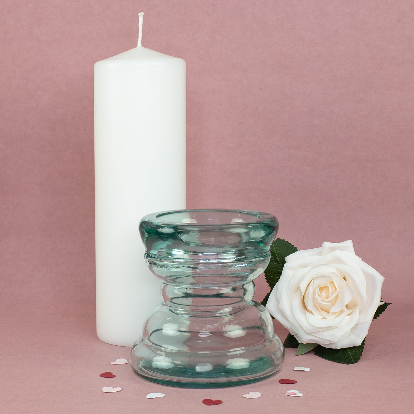 Glas Kerzenhalter mit weißer Stumpenkerze und Rose als stilvolle Tischdekoration