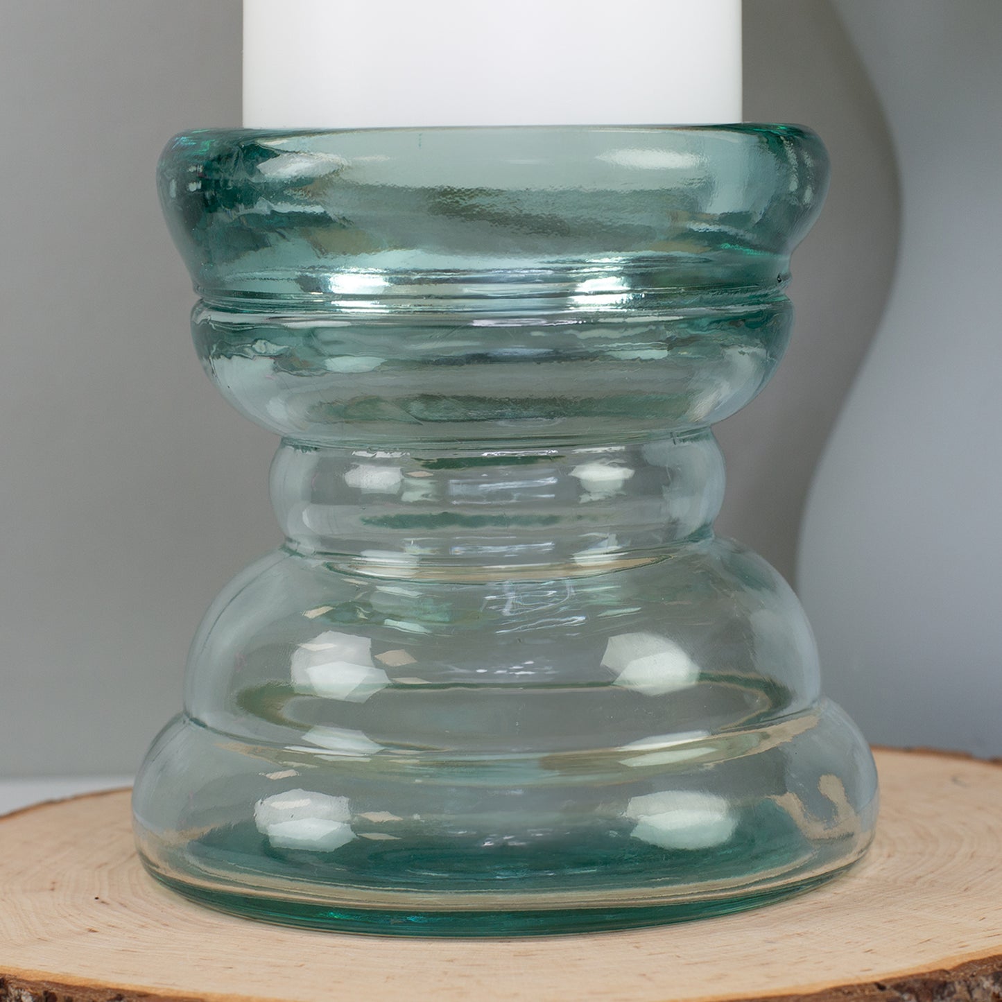 Nahaufnahme des robusten Kerzenständers aus grünlich schimmerndem recyceltem Glas