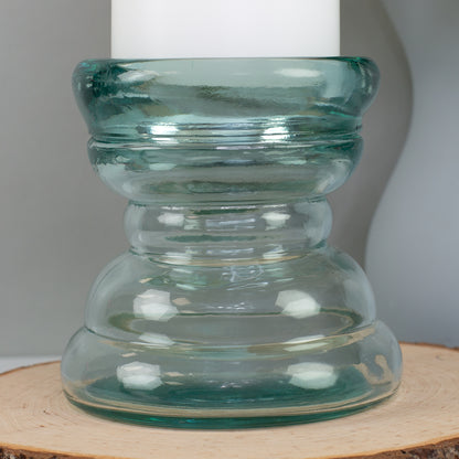 Nahaufnahme des robusten Kerzenständers aus grünlich schimmerndem recyceltem Glas
