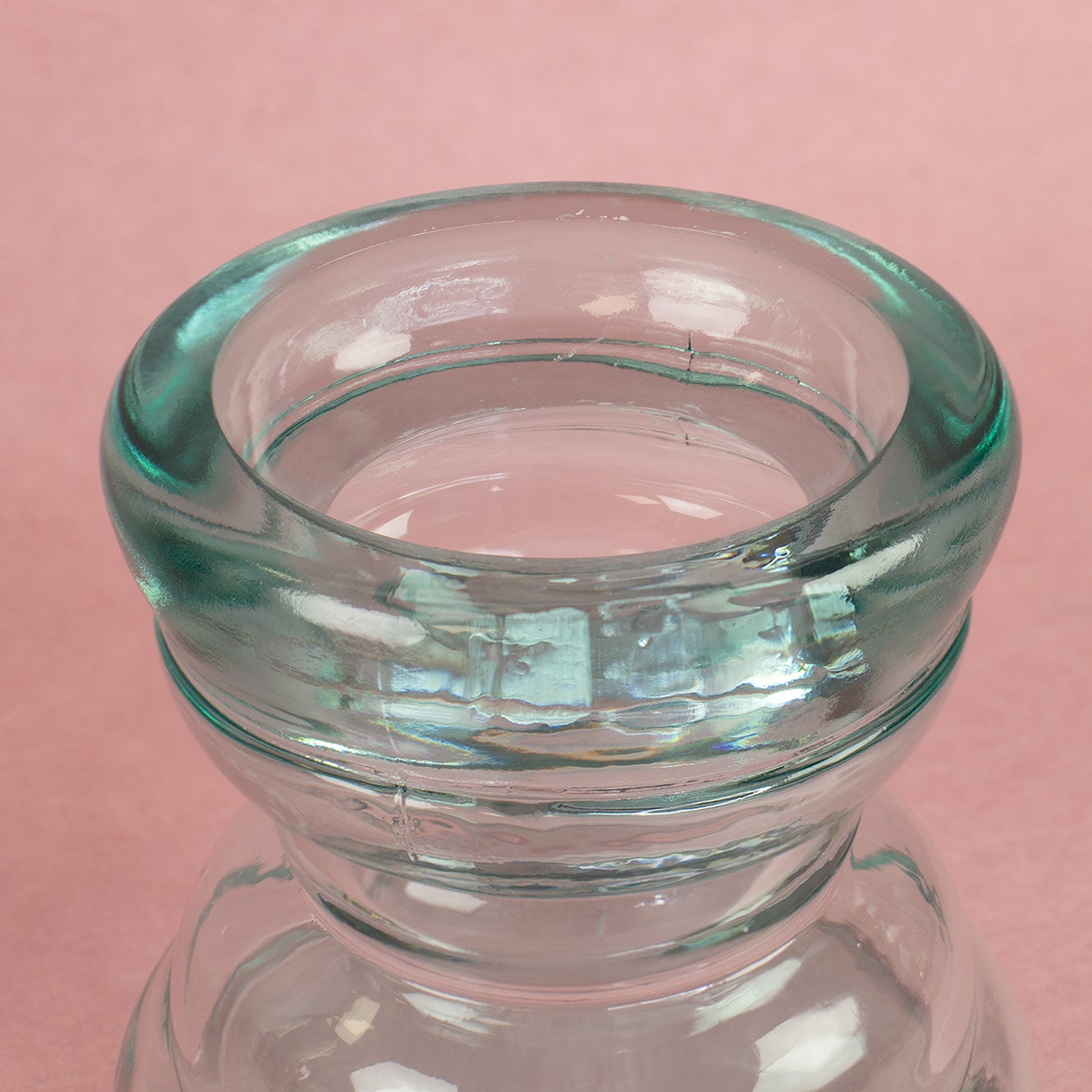 Detailansicht der Kerzenaussparung im handgearbeiteten Glas Kerzenhalter