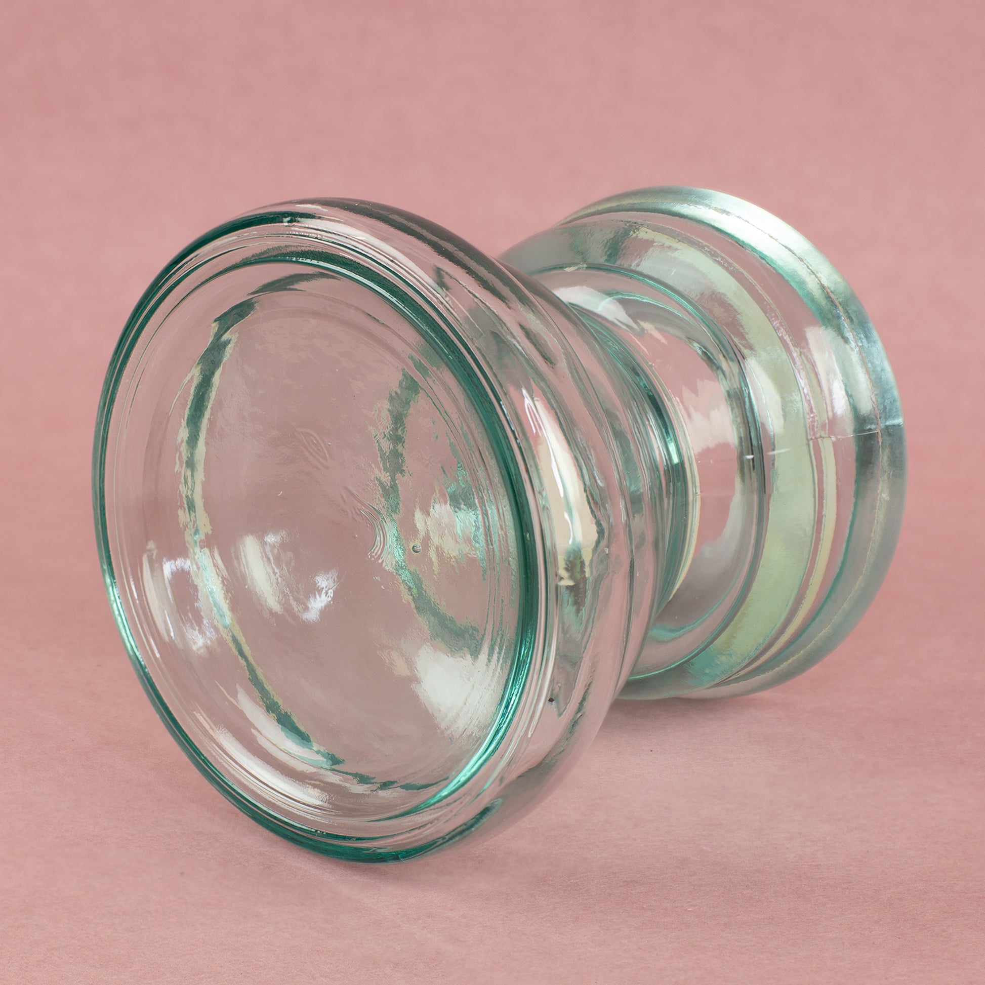 Kerzenständer aus recyceltem Glas liegend mit massivem Glasboden und grünlichem Schimmer