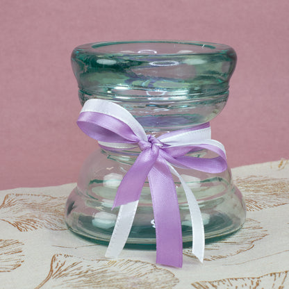 Kerzenhalter aus Glas mit lila Schleife als dekoratives Geschenk für besondere Anlässe