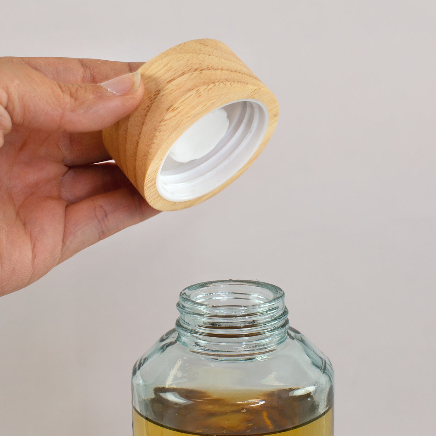 Holzdeckel der Trinkflasche mit sichtbarer Dichtung und Schraubverschluss