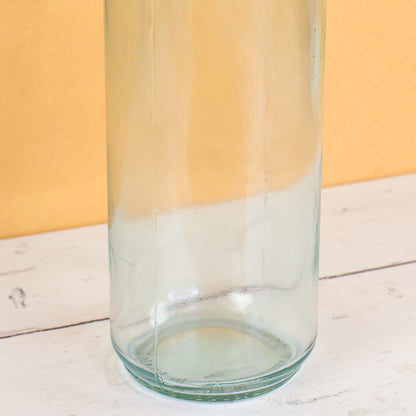 Detailaufnahme der Glasflasche aus recyceltem Glas mit leicht grünlicher Glasnote