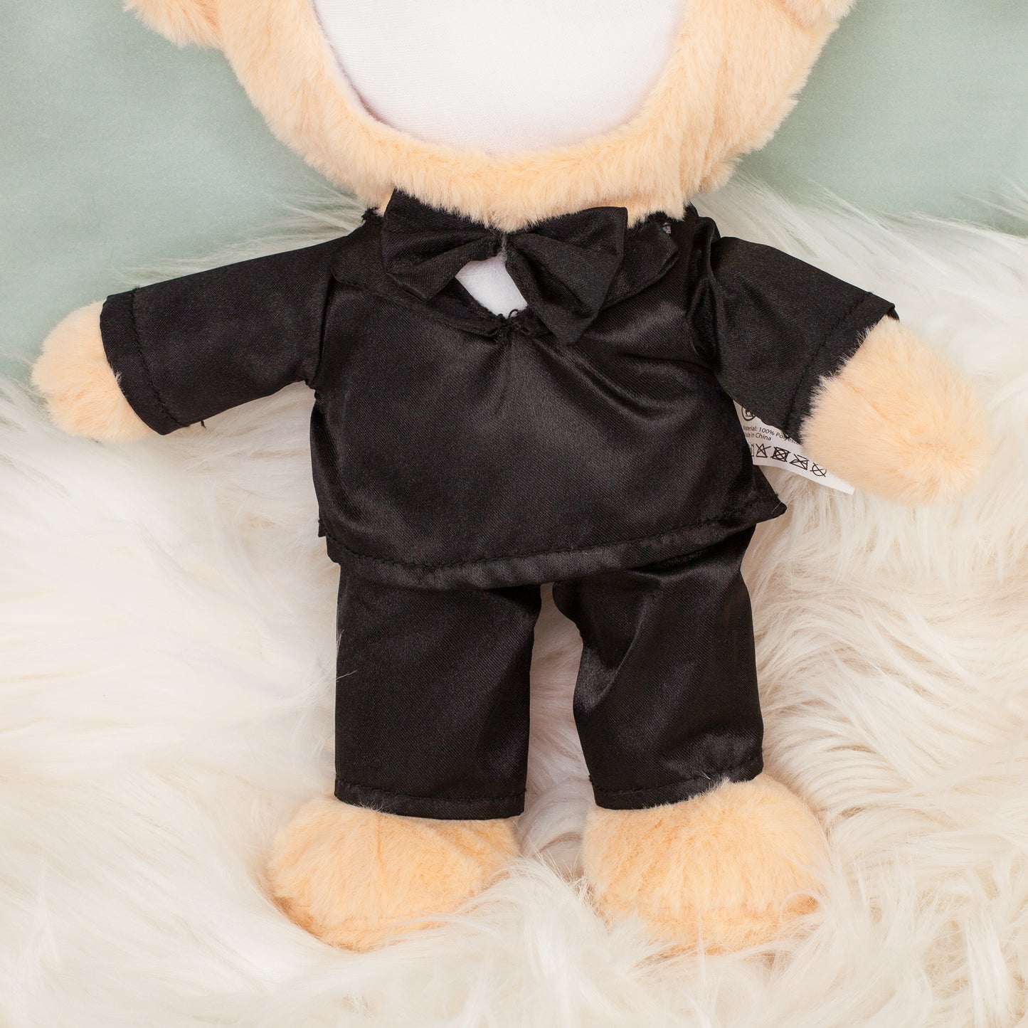 Detailaufnahme vom schwarzen Anzug des personalisierten Bräutigam Teddys