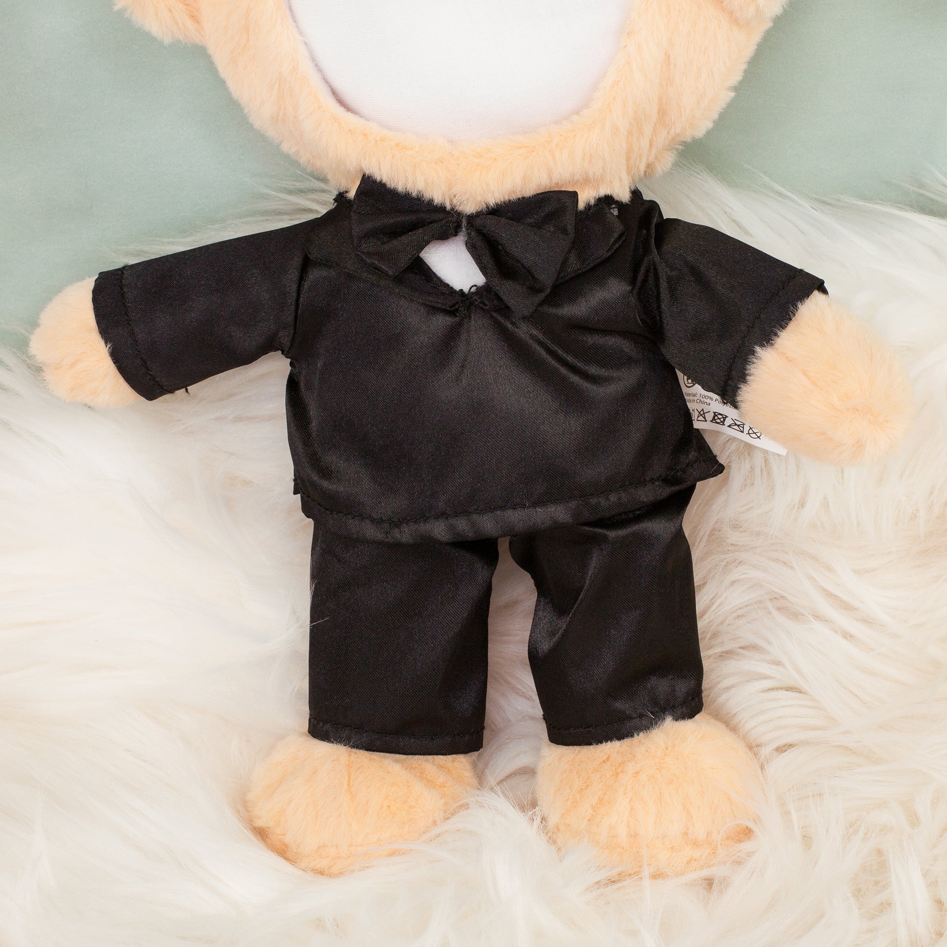 Detailaufnahme vom schwarzen Anzug des personalisierten Bräutigam Teddys