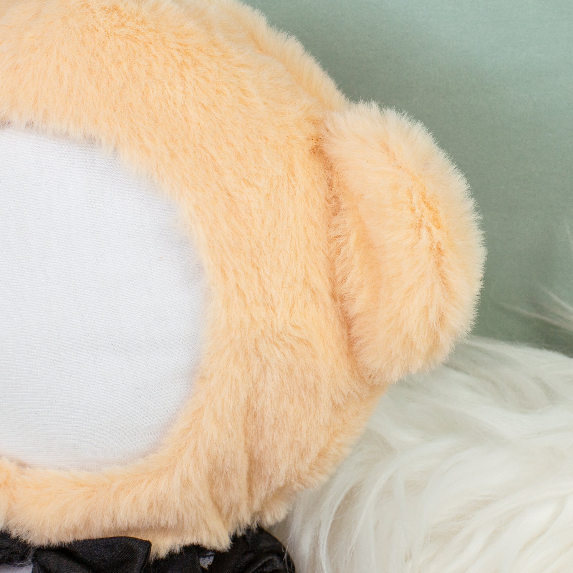 Detailaufnahme vom weichen beigen Plüschmaterial des Bräutigam Teddys