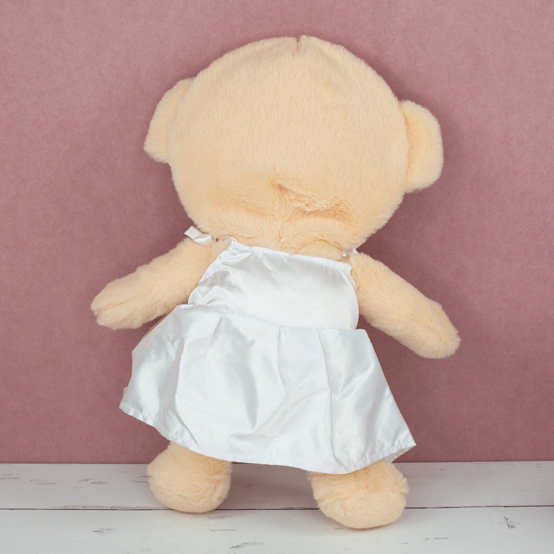 Rückansicht des Braut Kuscheltiers mit beigem Plüsch und weißem Kleid