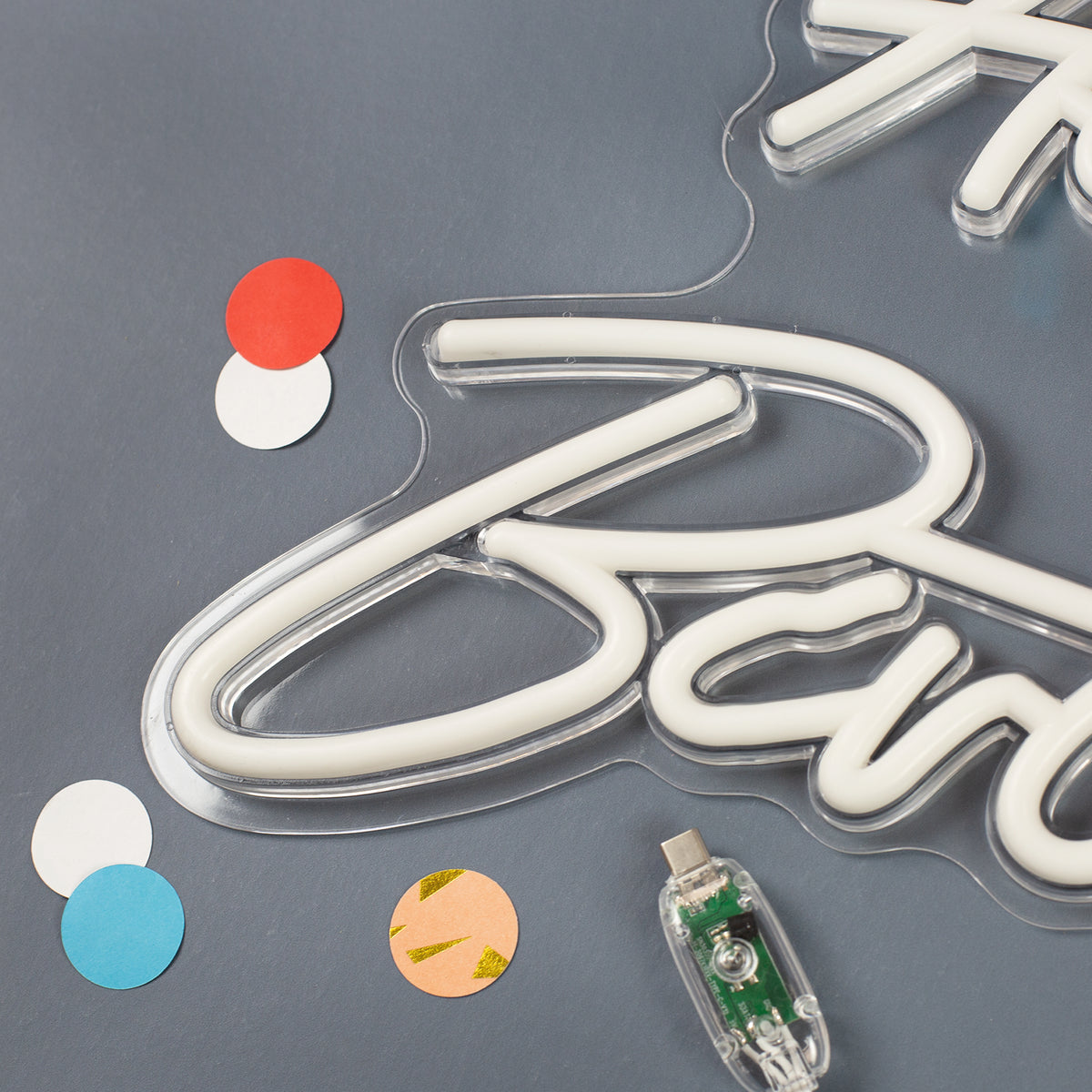 Detailaufnahme vom linken Schriftzug des Happy Birthday Schilds mit Controller