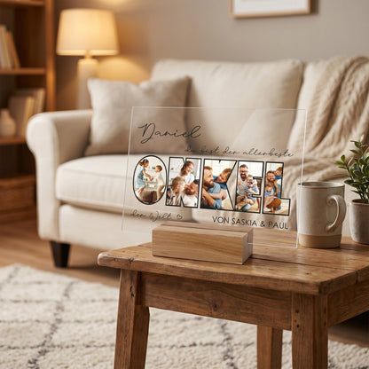 Personalisierte Geschenkidee für Onkel mit Acrylglasbild und Fotos im Schriftzug, dekoriert im Wohnzimmer mit Sofa