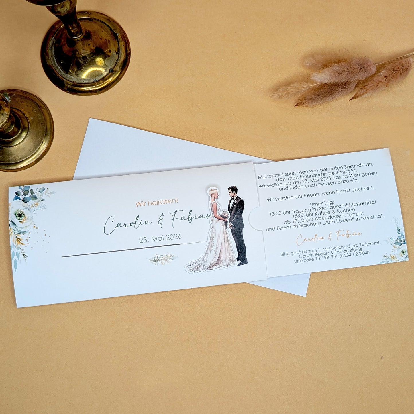 Ziehkarte mit Braut mit Kurzhaarfrisur als Einladung zur Hochzeit