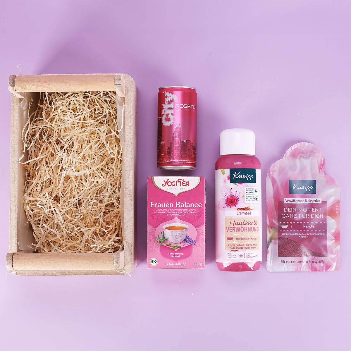 Inhalt des Weihnachts-Geschenksets mit Holzkorb und Holzwolle, City Rosato, YOGI TEA, Kneipp Cremebad und Badeperlen