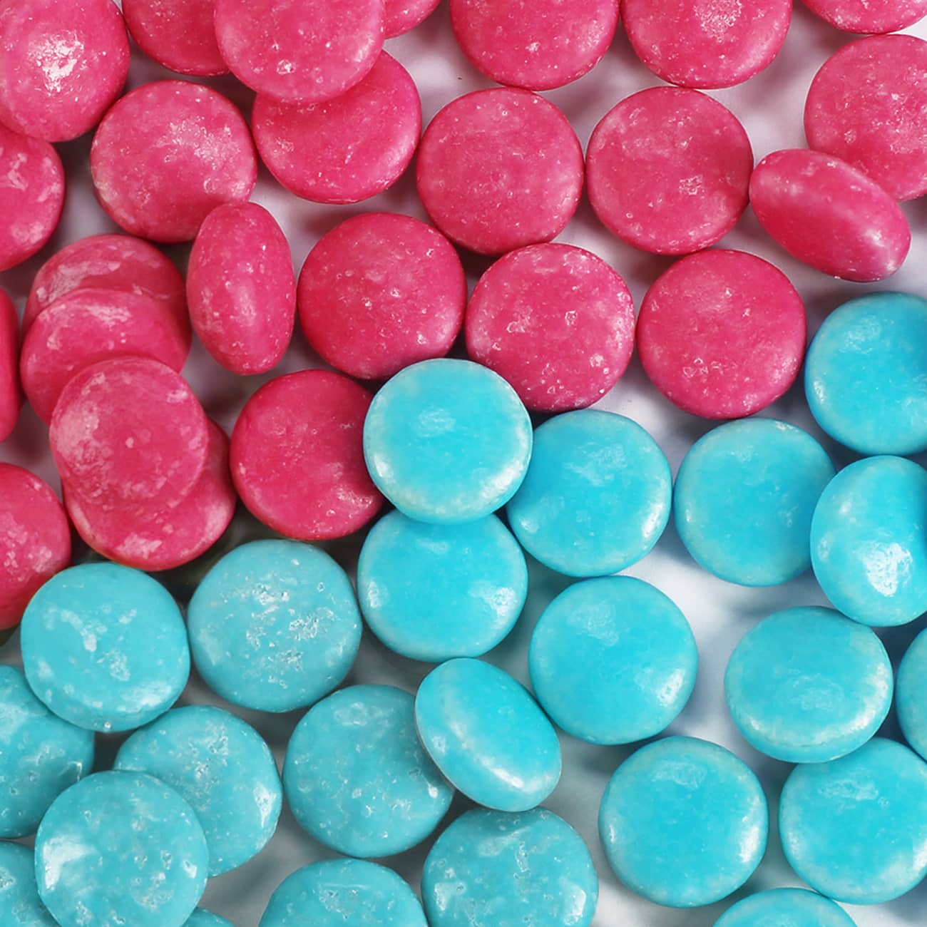 rote und blaue Traubenzucker Pillen