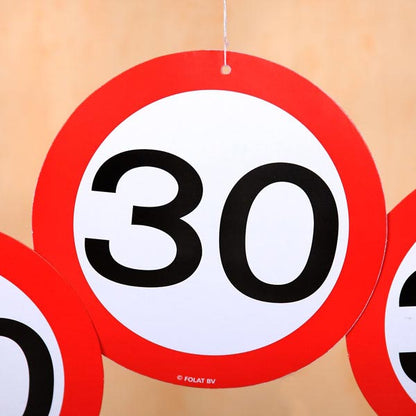 Verkehrszeichen Anhänger mit der Zahl 30