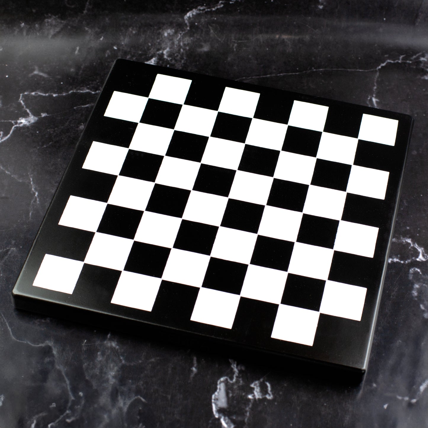 Schwarz-weißes Schachbrett aus MDF Holz als Sockel für das Whisky Dekanter Set