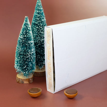 Seitenansicht des personalisierten Toffifee Adventskalenders mit enthaltener Toffifee Packung