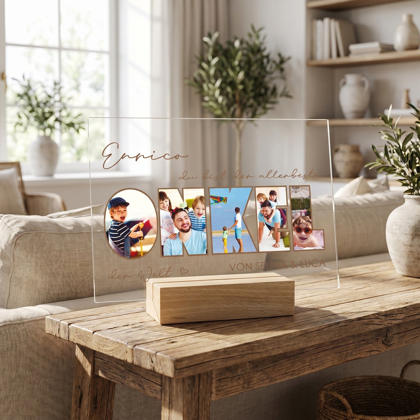 Acrylglas Geschenk für Onkel mit Fotocollage im Wort „Onkel“ und individueller Widmung, dekoriert im hellen Wohnzimmer
