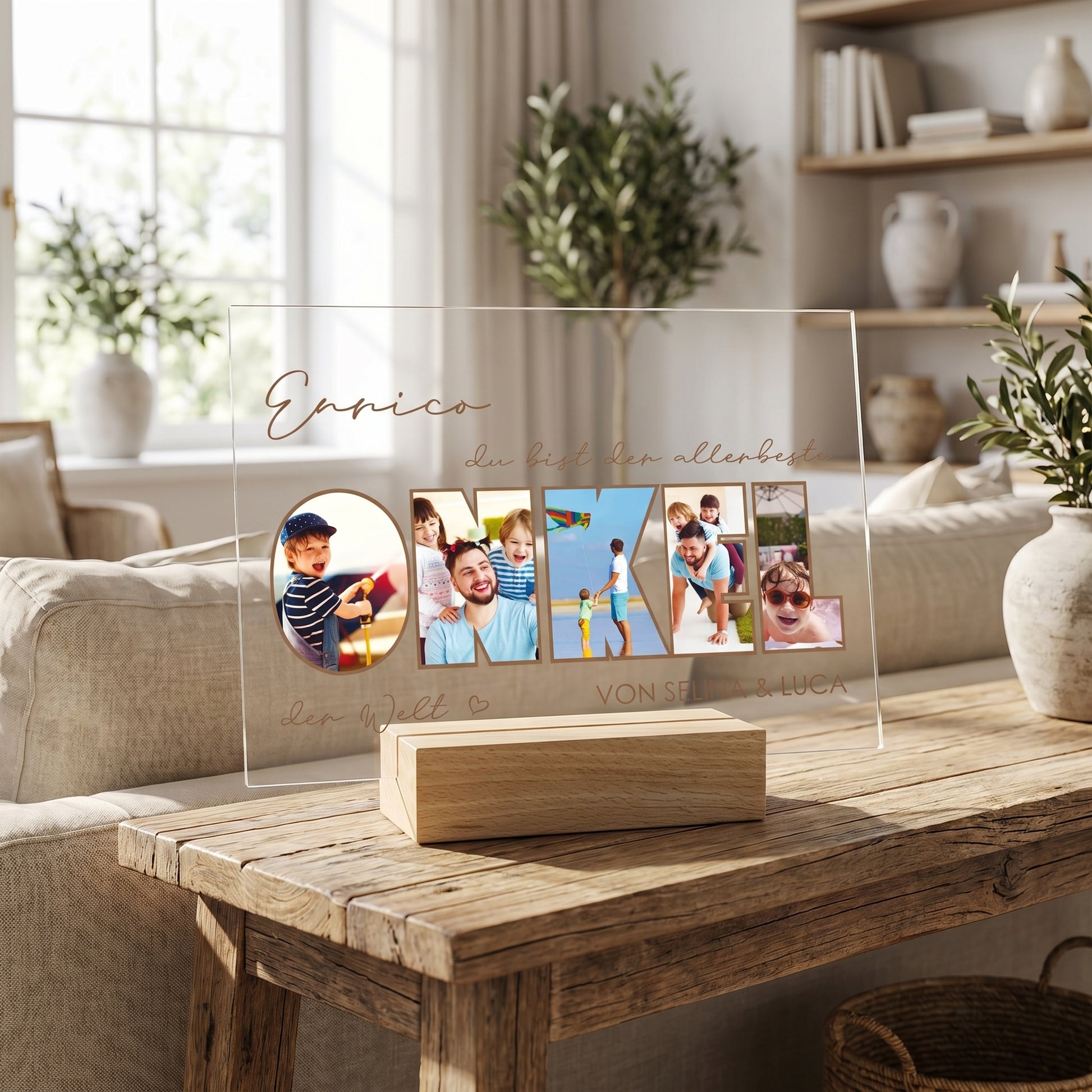 Acrylglas Geschenk für Onkel mit Fotocollage im Wort „Onkel“ und individueller Widmung, dekoriert im hellen Wohnzimmer