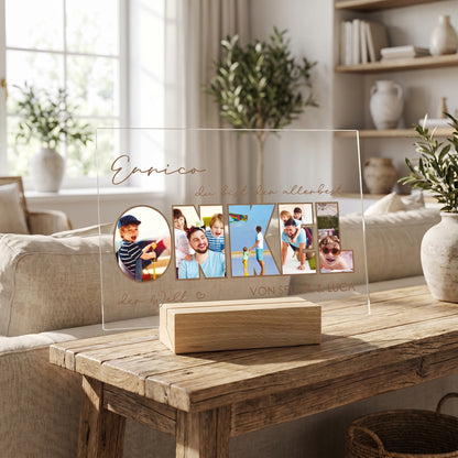Acrylglas Geschenk für Onkel mit Fotocollage im Wort „Onkel“ und individueller Widmung, dekoriert im hellen Wohnzimmer