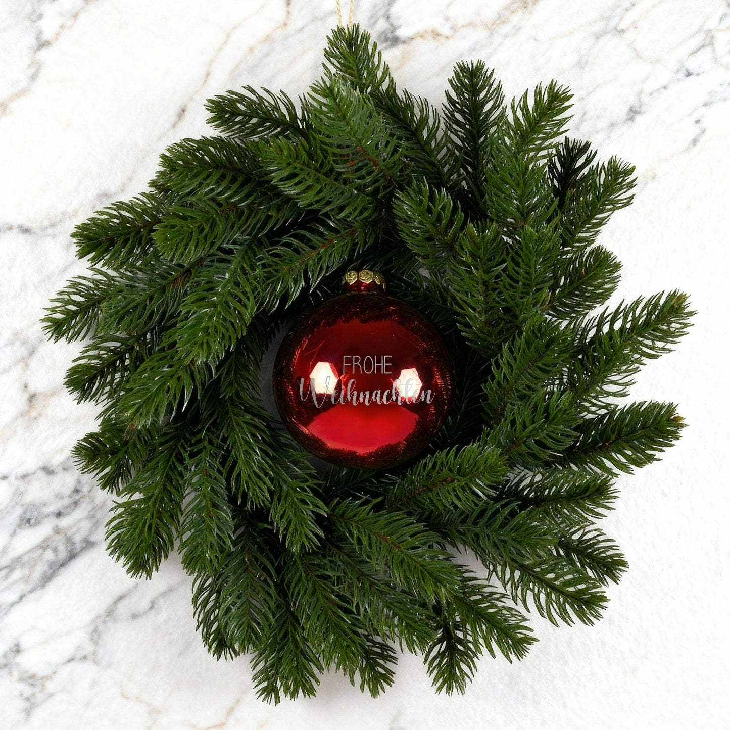 Türkranz & Wandschmuck mit gravierter Kugel 'Frohe Weihnachten' in Rot oder Weiß | Weihnachtsdeko