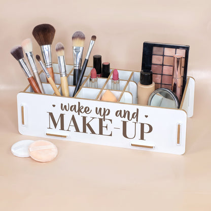 Weißer Make-up Organizer aus Holz mit wake up and MAKE-UP Schriftzug, Pinseln, Lippenstiften und