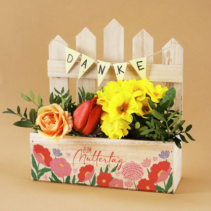 Pflanzkiste mit Zaun aus Holz zum Muttertag mit Blumen und „Danke“ Girlande